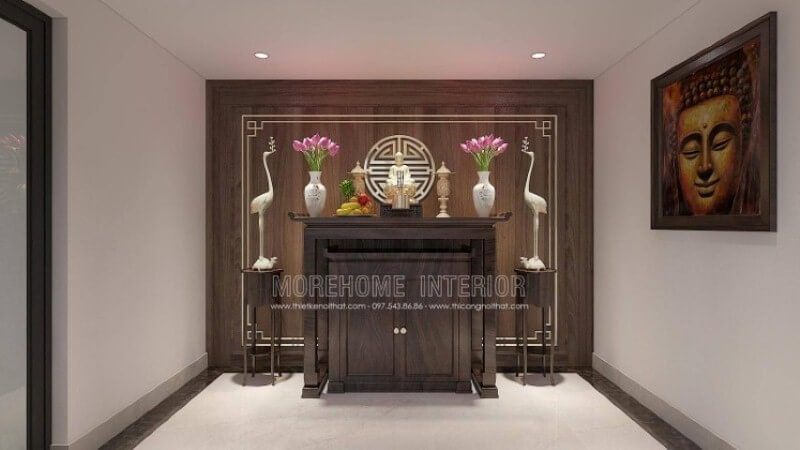 Điểm đáng chú ý trong mẫu thiết kế nội thất phòng thờ thờ Phật Quan Âm là tấm gỗ ốp lung phòng thờ với trọng tâm được khắc chữ Thọ tọa điểm nhấn tinh tế. Tấm gỗ ốp tường này thường được ốp kín mặt bức tường điểm tựa phòng thờ. Bên cạnh đó chủ nhà có thể chọn trang trí thêm họa tiết tạo nét đẹp trang trọng cho không gian